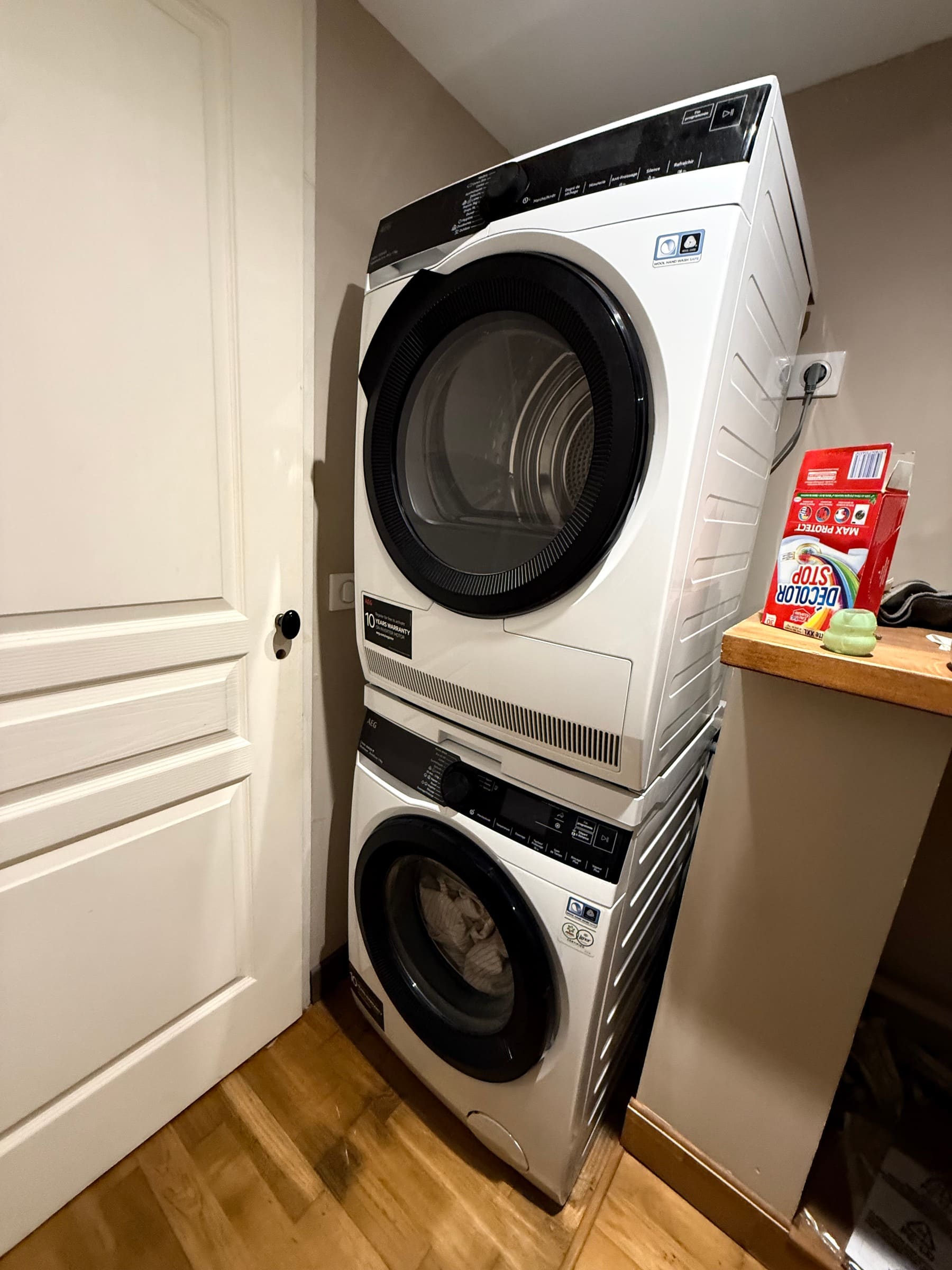 Le lave-linge et le sèche-linge superposés de la buanderie