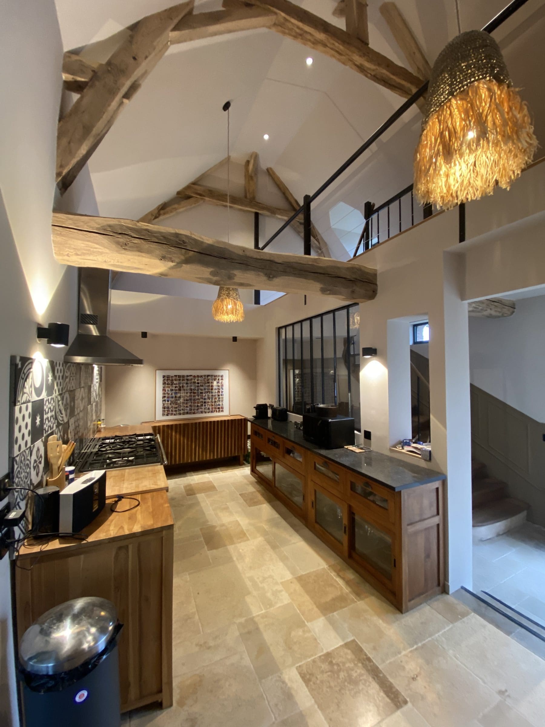 La cuisine vue dans sa longueur, sous la charpente