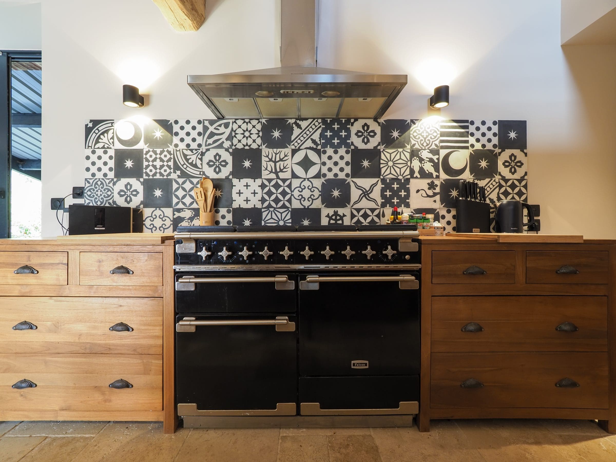 Le piano de cuisson six feux et la crédence en carreaux de ciment