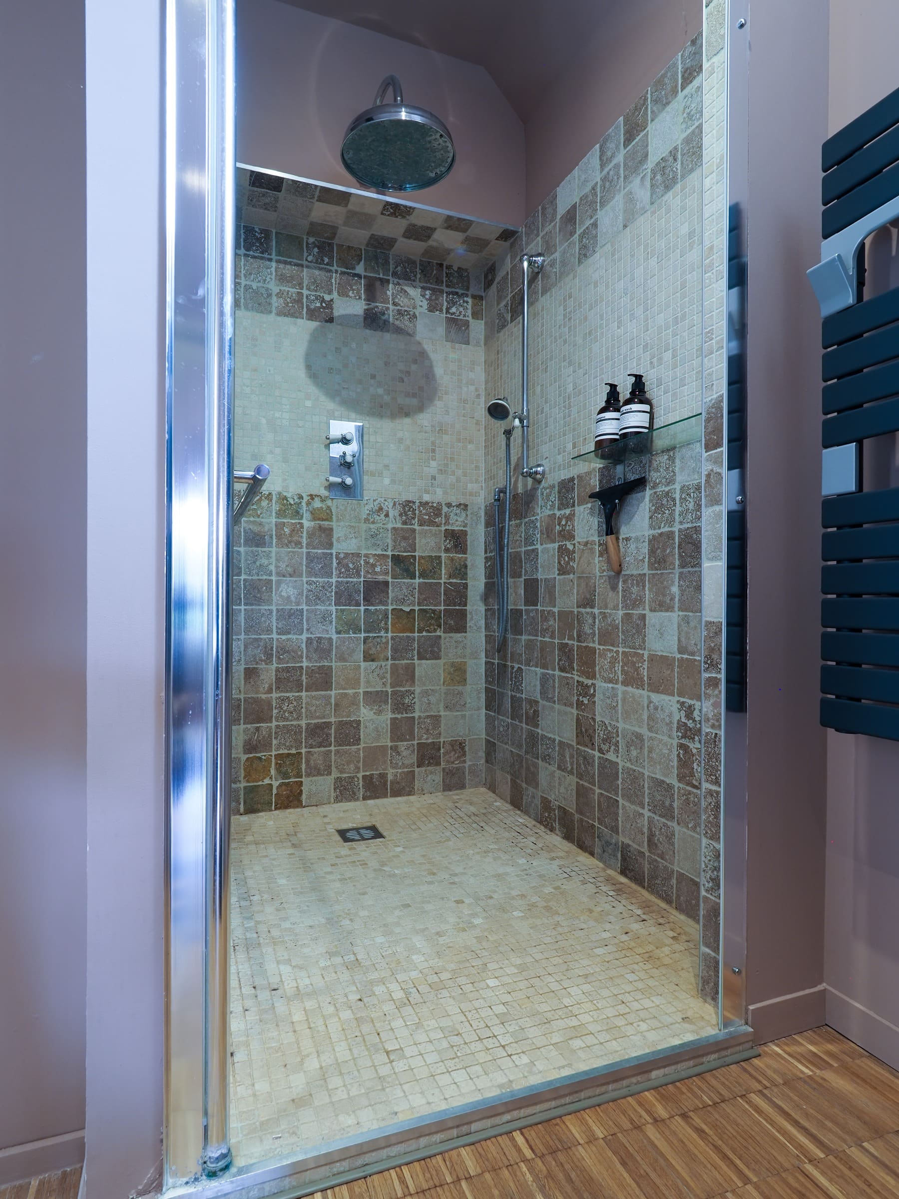 La grande douche à l’italienne de la salle de bains de la Master Bedroom