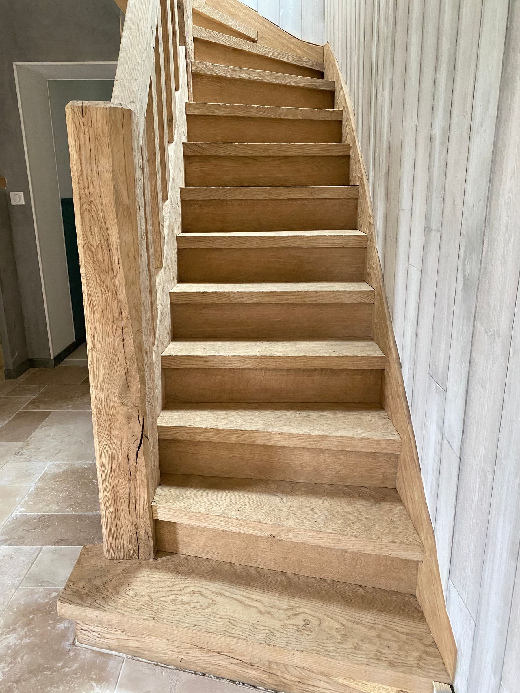 Un second escalier en bois vers l’étage