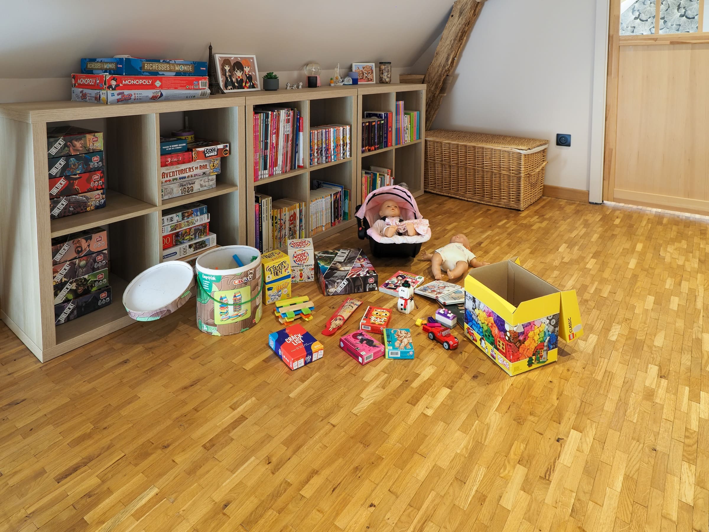 Étagères de jeux de société et de livres, et des jouets pour les enfants