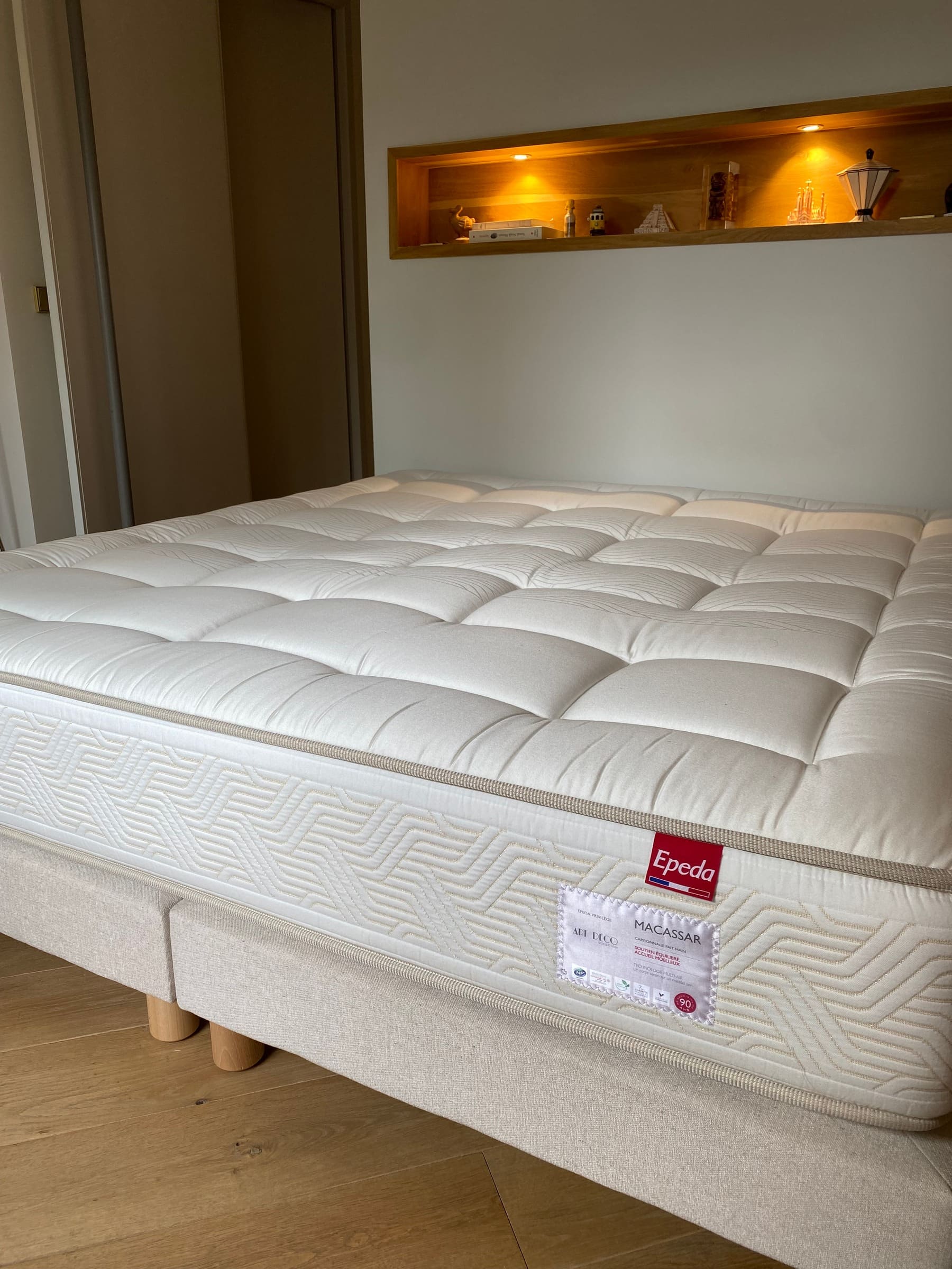 Un matelas épais et matelassé sur son sommier tapissier finition lin