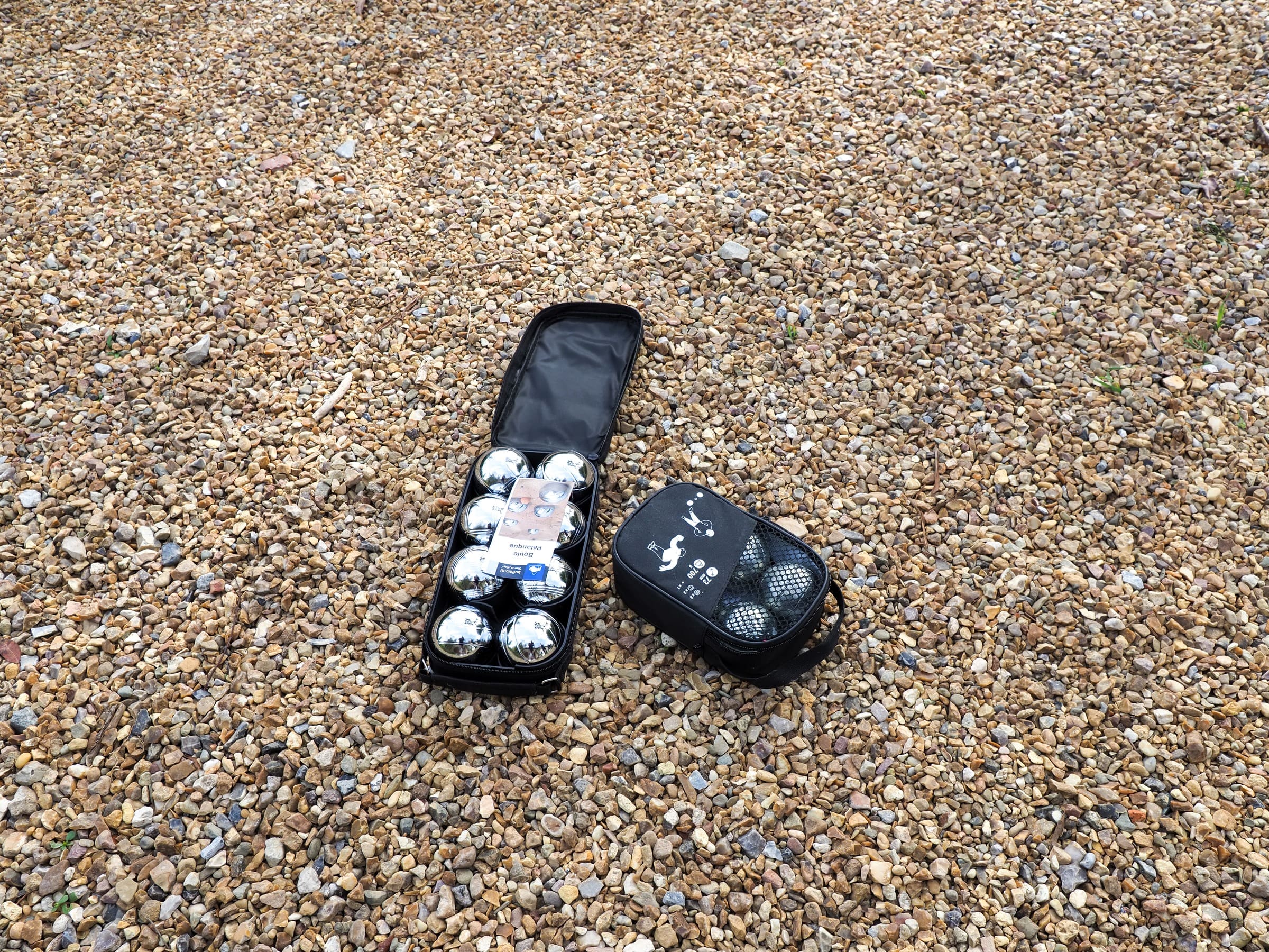 Des boules de pétanque sur le gravier
