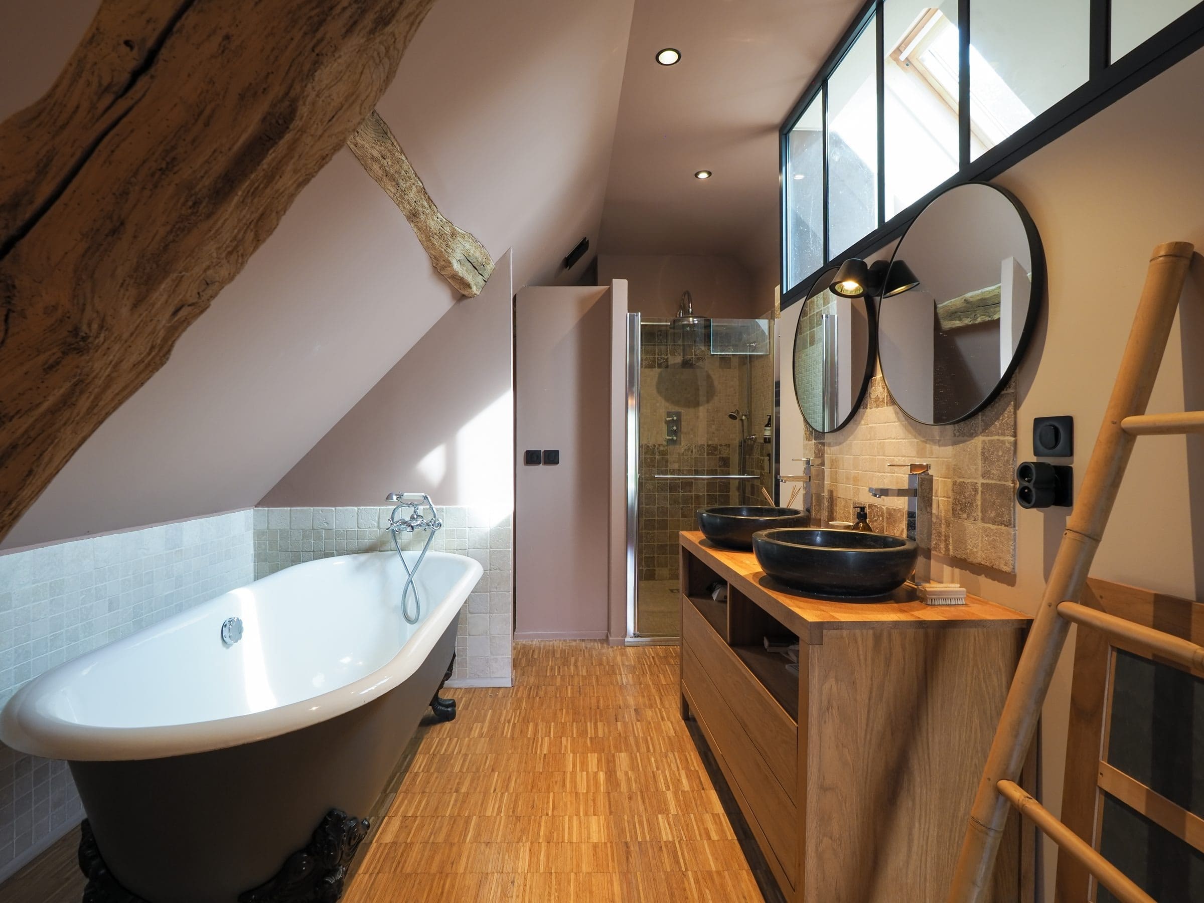 La salle de bains de la Master Bedroom : baignoire à pieds, douche à l’italienne et double vasque