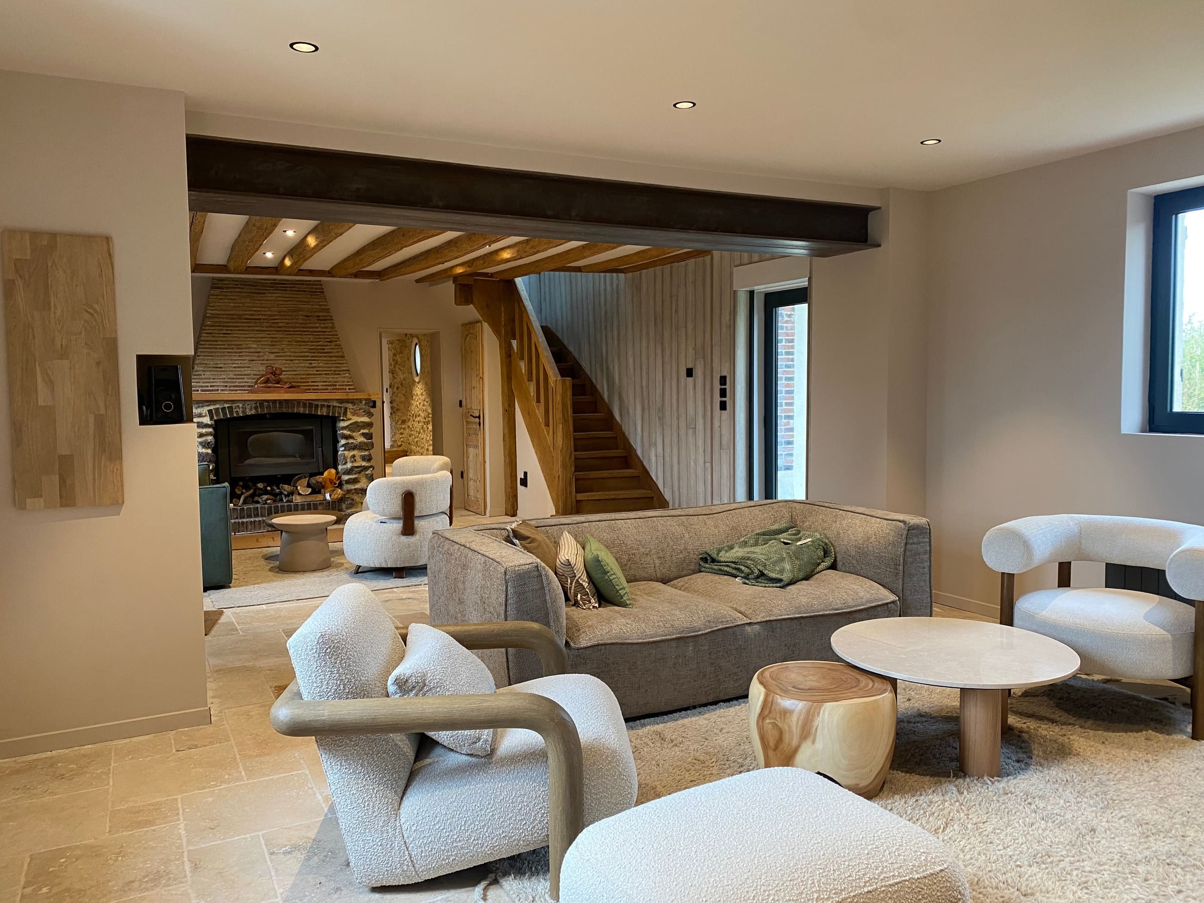 Le salon : canapé, fauteuils bouclés et la cheminée au fond