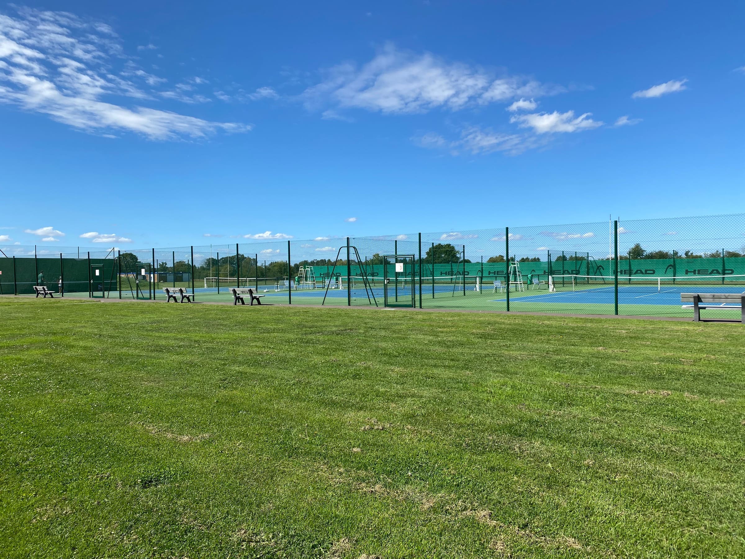 Des courts de tennis en plein air